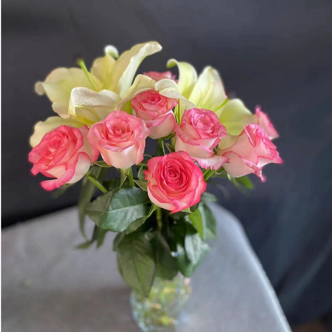 【新疆包邮】8枝艾莎玫瑰＋两朵黄天霸香水百合家居办公【生花苞】