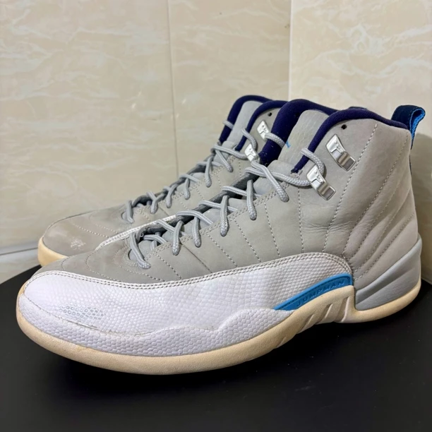 42.5码 aj12 白灰 正品耐克篮球鞋 9成新 不带原盒（鞋头磨损）