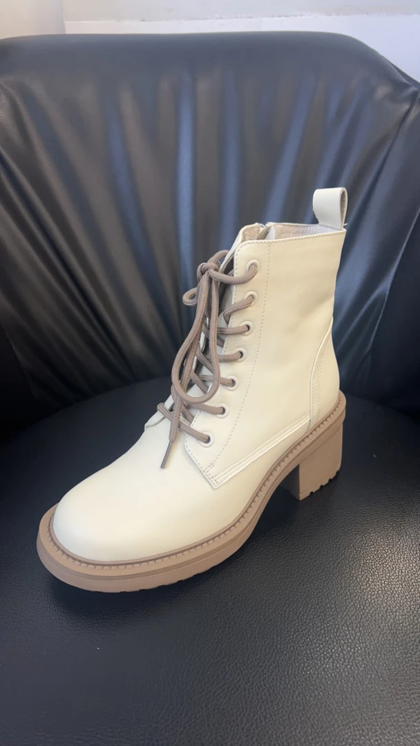 英伦风靴子时尚百搭