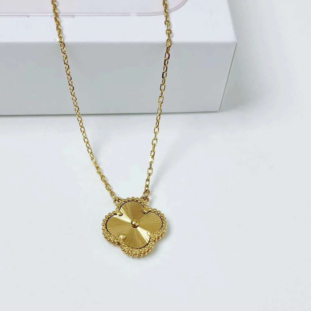 钛钢项链 时尚设计枫叶形老花系列菱型项链百搭高级感吊坠