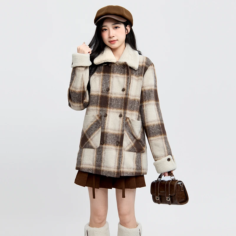 三福 冬季韩版皮扣翻领格子保暖毛呢时尚女士休闲外套494726