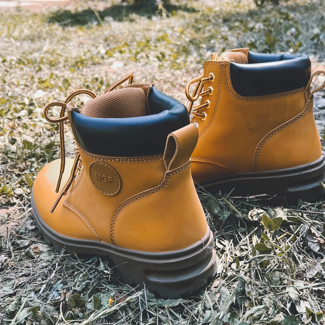 春秋工装靴男女款时尚短靴高帮透气英伦风马丁靴百搭真皮大黄靴