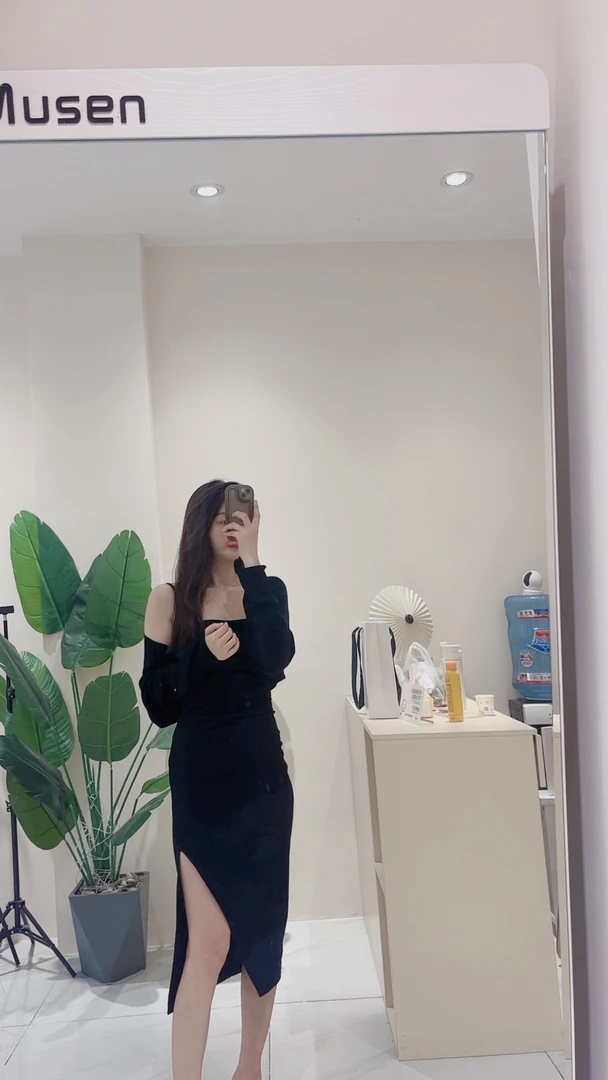 女人味修身显瘦吊带连身裙