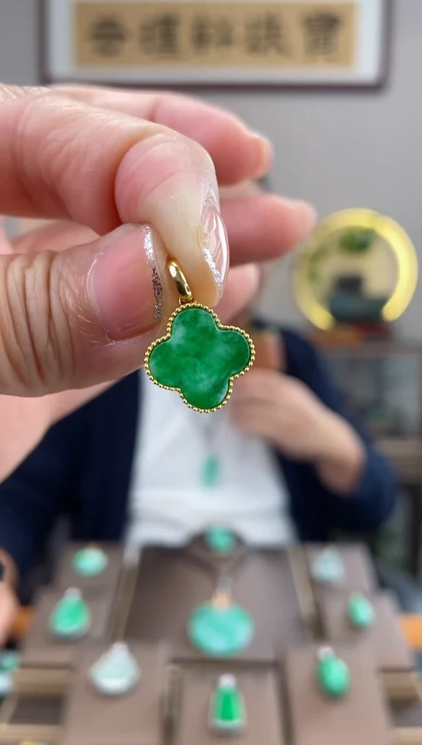 【闪购商品】翡翠吊坠(赠链)18K金镶嵌四季豆吊坠