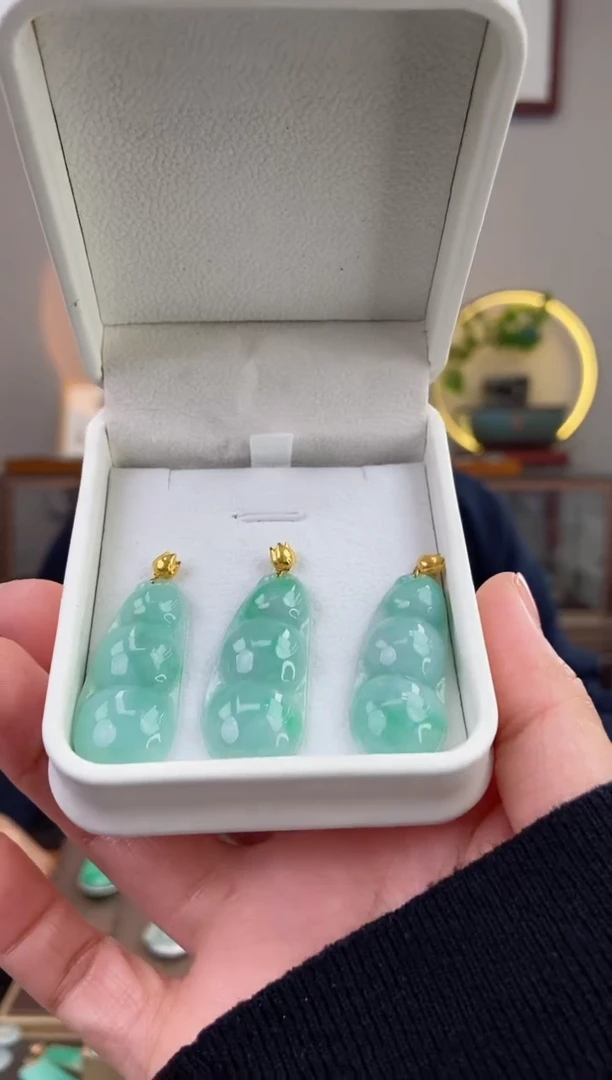 【闪购商品】翡翠吊坠(赠链)18K金镶嵌四季豆吊坠多样性发货其一