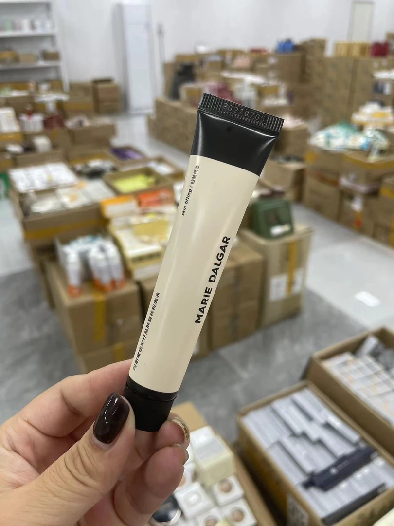 种籽贴肤锁妆粉底液