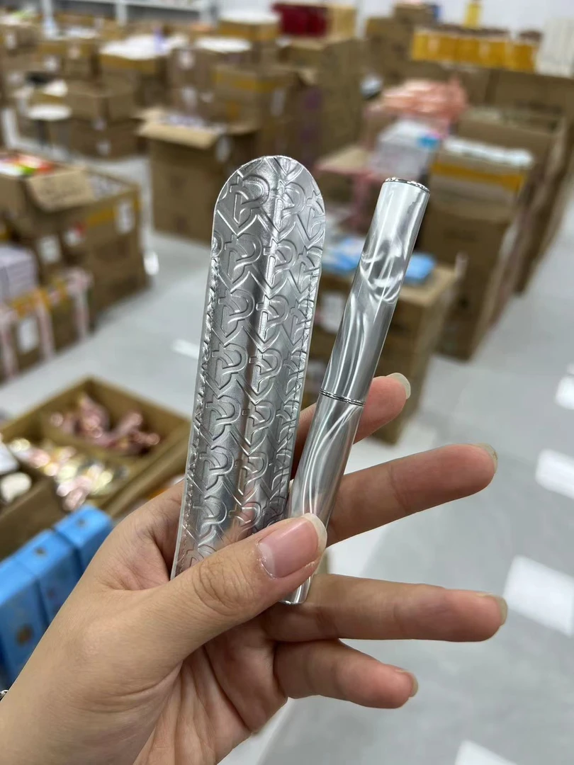 水光滋润细管口红