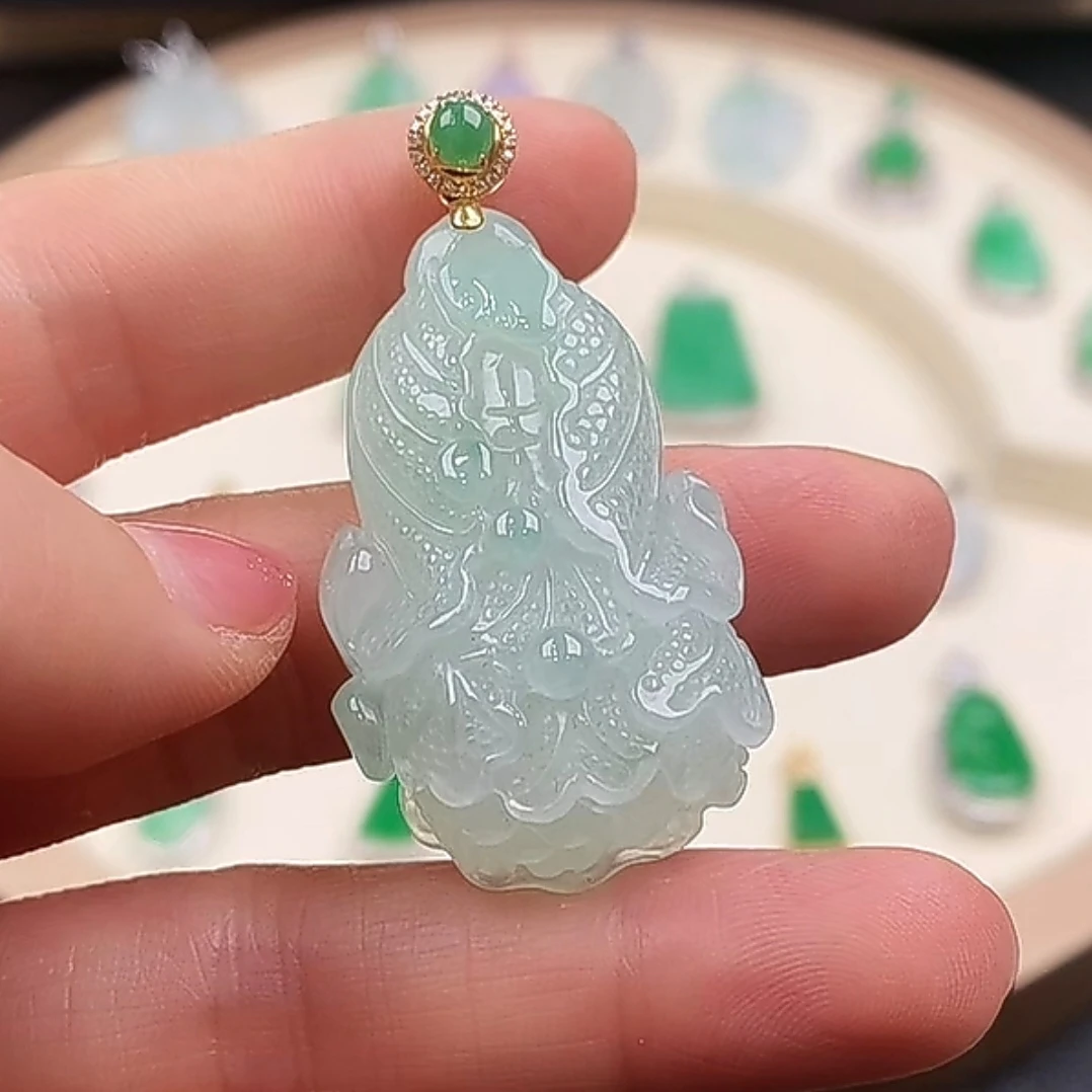 18k金扣头镶嵌天然A货翡翠吊坠（41/24.7/10.9）