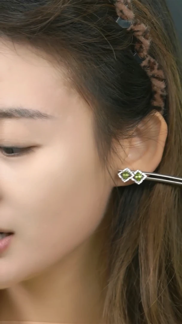 【闪购商品】橄榄石耳饰银S925镶嵌耳钉