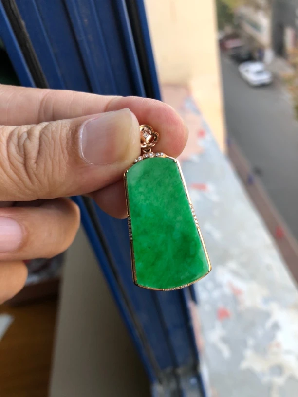 18k金镶嵌翡翠无事牌缅料