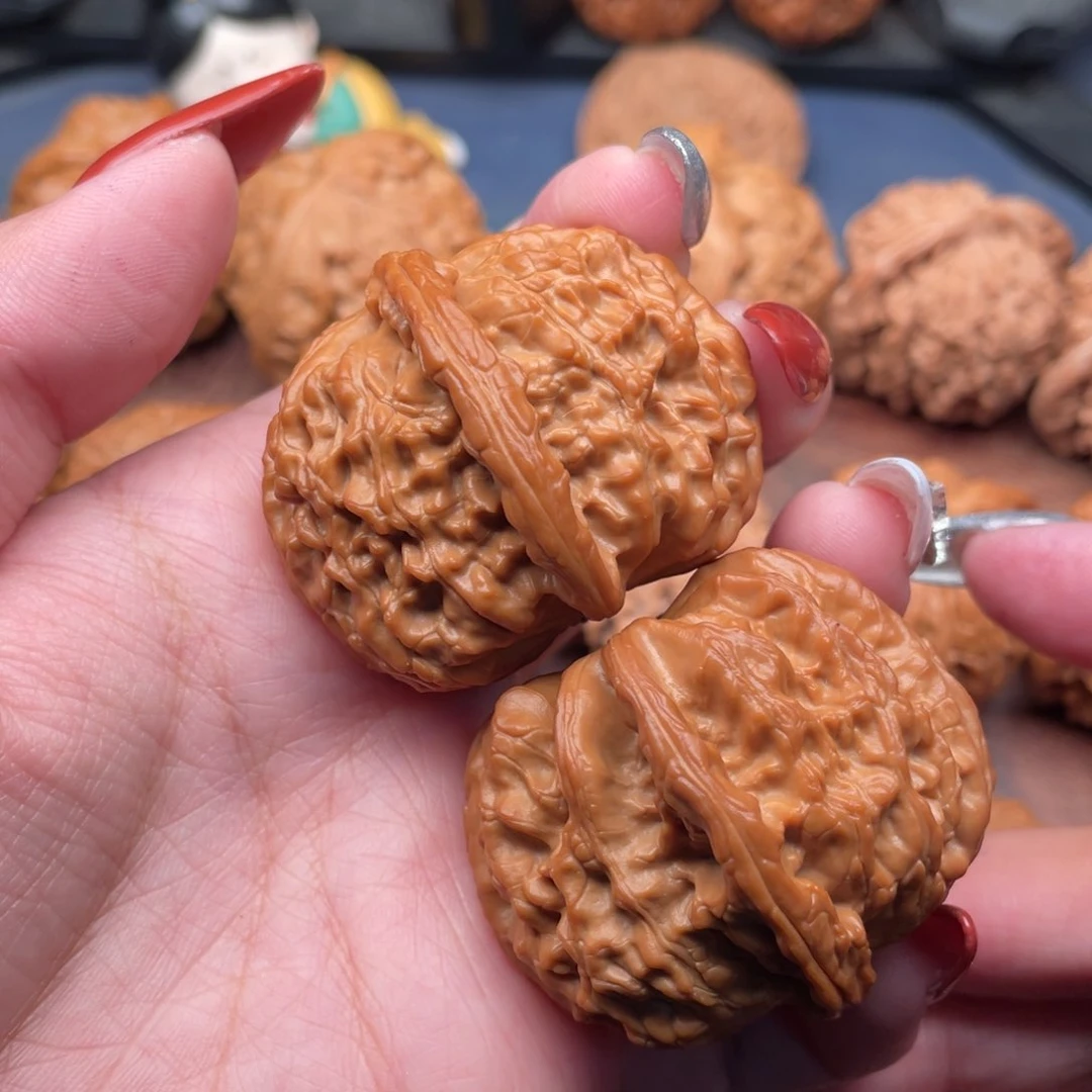 文玩核桃把件全品红皮大肚球白42，大克重49克