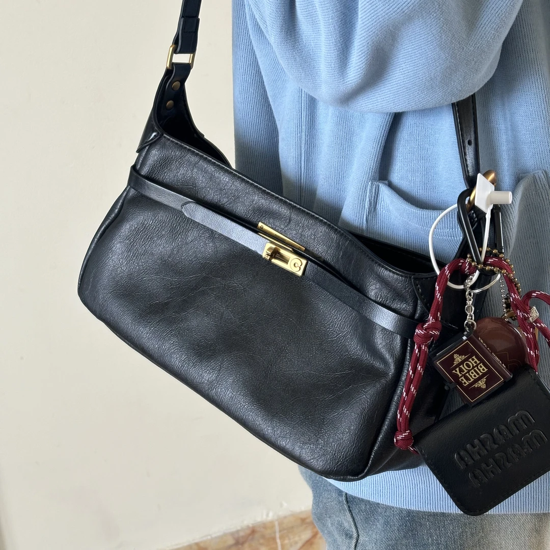 女包秋季新款单肩斜挎包大包饺子包