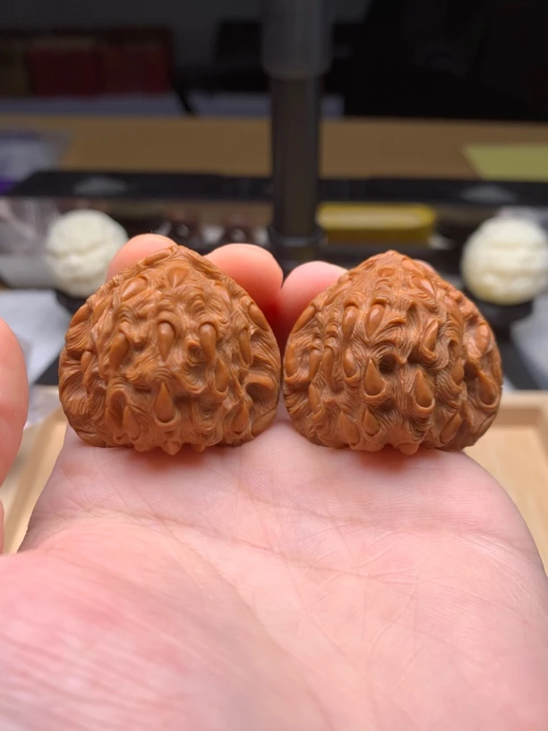 三角白雕刻作品(吞噬)
