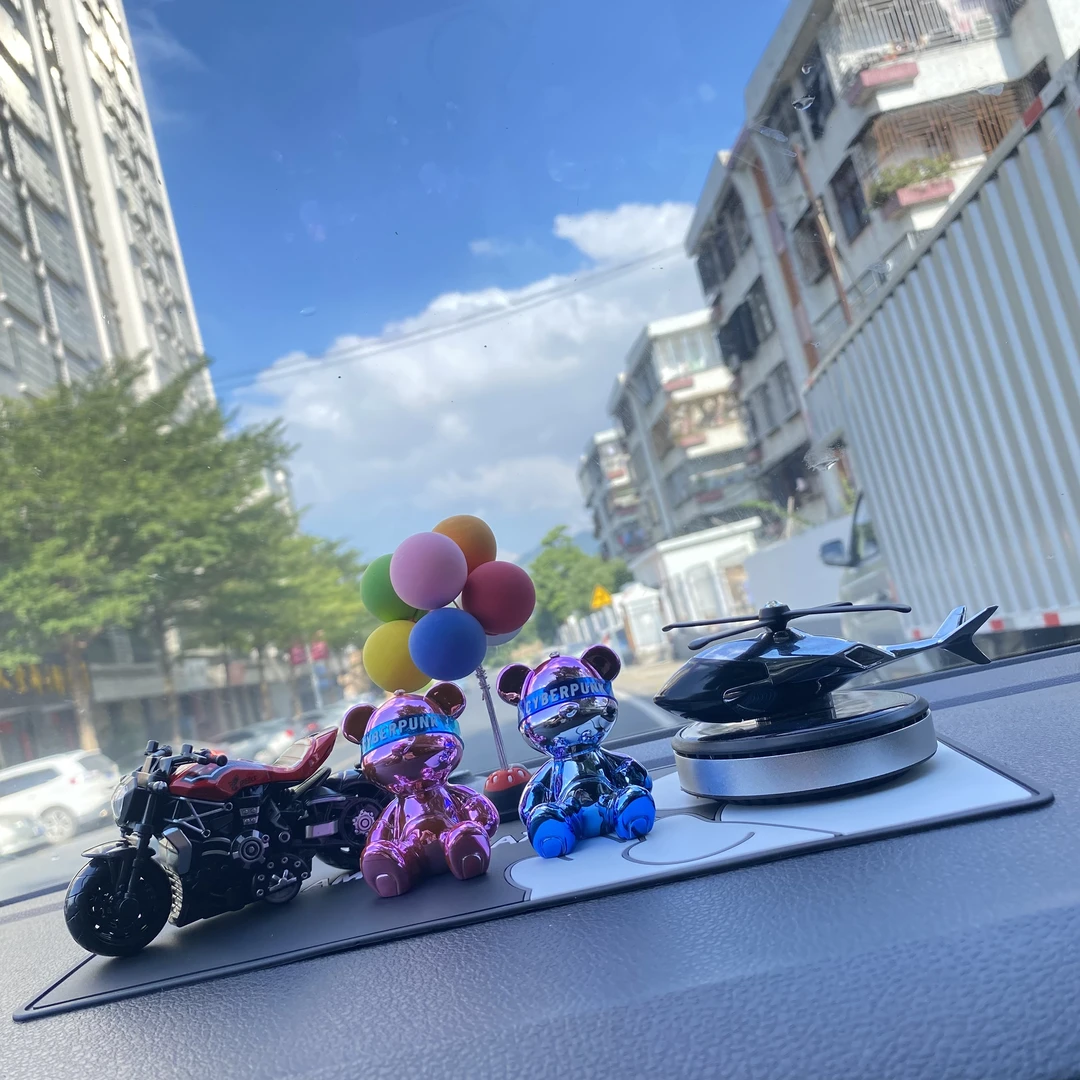 2024新款车内饰品摆件高级感汽车装饰车载香薰旋转太阳能飞机摆件