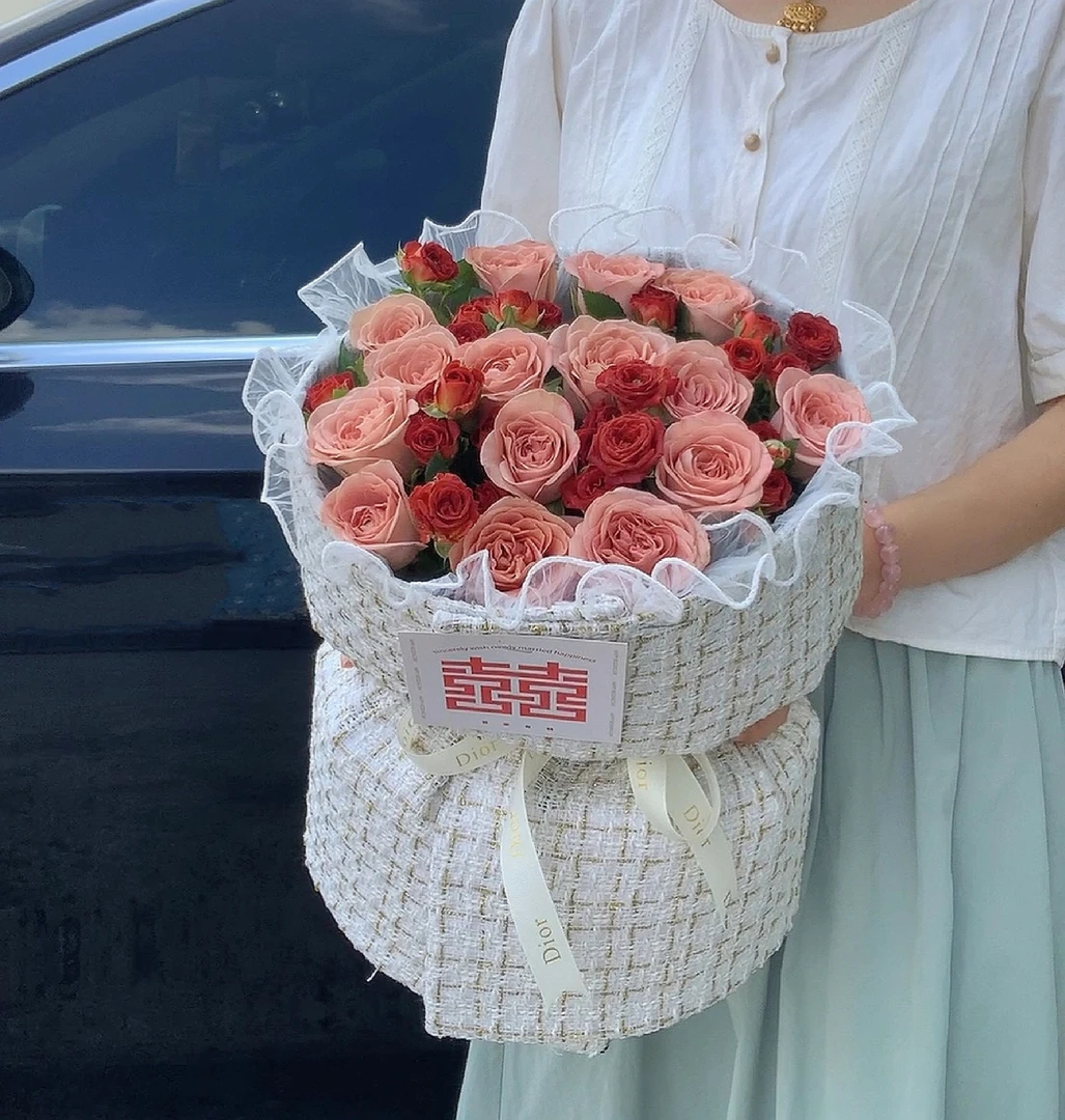 小香风玫瑰花束同城配送女友生日惊喜鲜花礼物