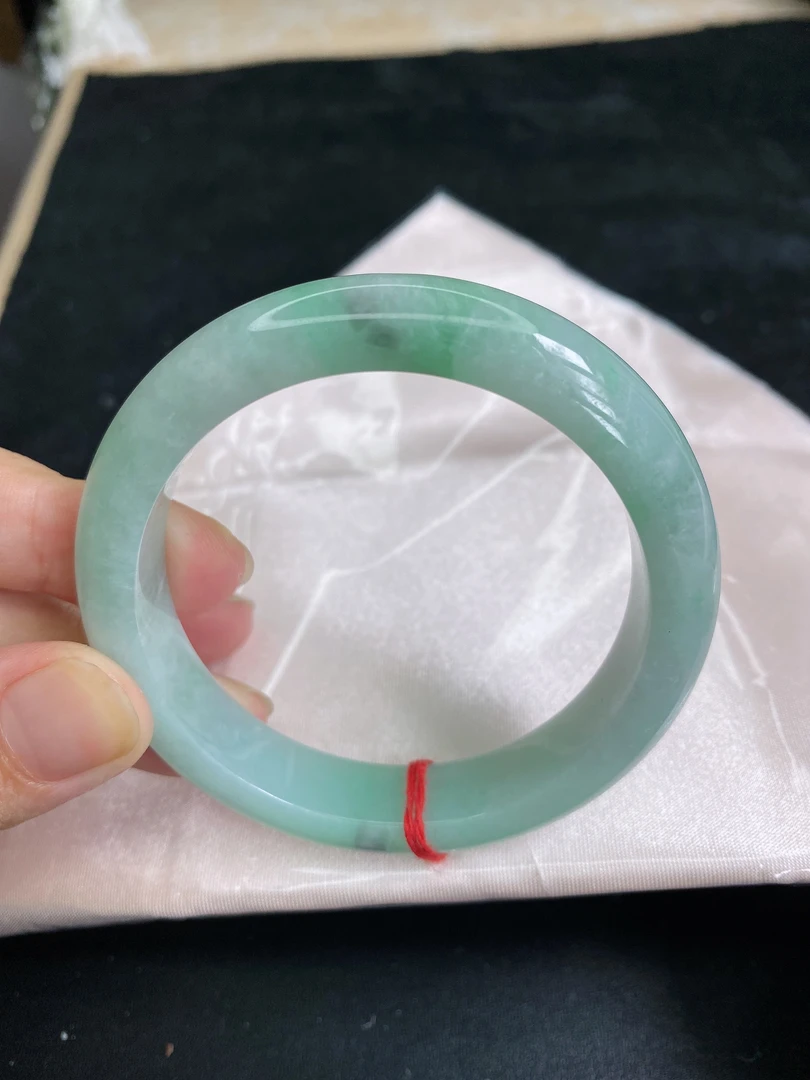 A204缅甸天然A货翡翠55-56圈口淡绿底飘乌鸡花正圈手镯、微棉线