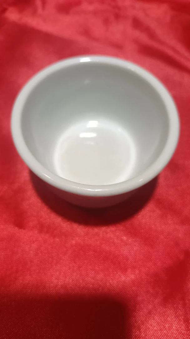 德化白瓷杯:高4公分，宽9.2公分