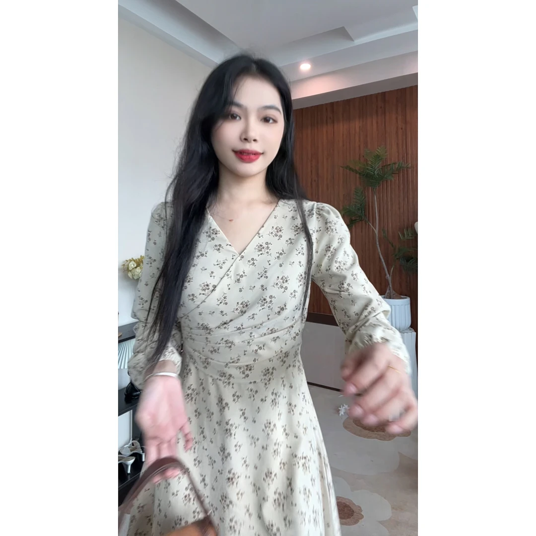 伯牙绝弦 碎花显瘦长袖复古女装连衣裙早秋款显白V领连衣裙气质