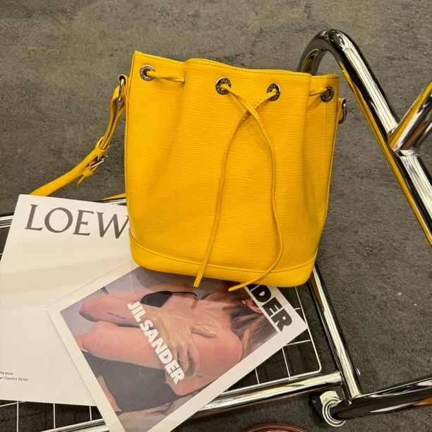 95新 LouisVuitton/路易威登 LV 水波纹黄色水桶斜挎 20783