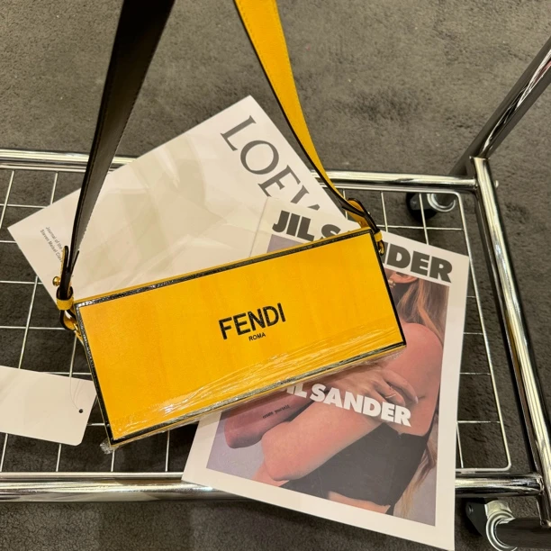 95新 FENDI/芬迪 FENDI/芬迪 黄色盒子单肩包 36537