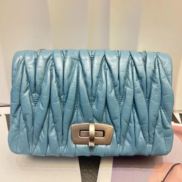 90新 MIU MIU/缪缪 MiuMiu/缪缪 淡蓝色褶皱单肩包 33648