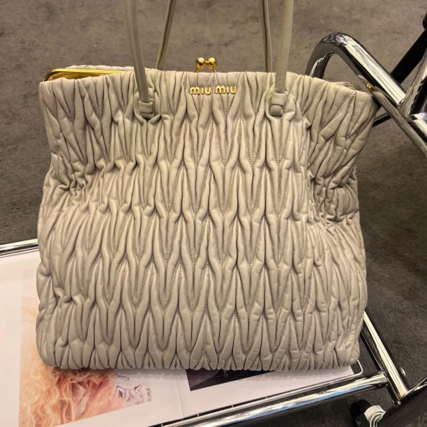 90新 MIU MIU/缪缪 MiuMiu/缪缪 褶皱大号手提包 30178