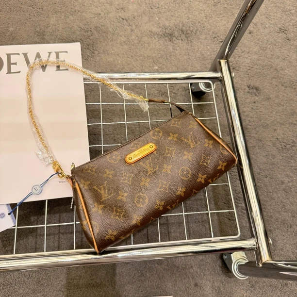 95新 LouisVuitton/路易威登 LV 老花至爱腋下斜挎包 35738