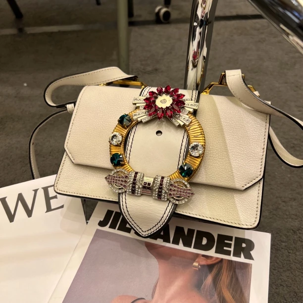 90新 MIU MIU/缪缪 MiuMiu/缪缪 白色太阳花钻扣斜挎 16472
