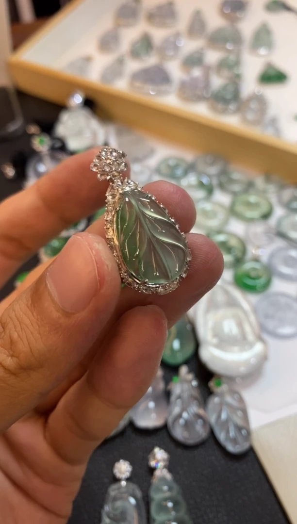 【闪购商品】翡翠吊坠(不含链)18K金镶嵌芭蕉叶