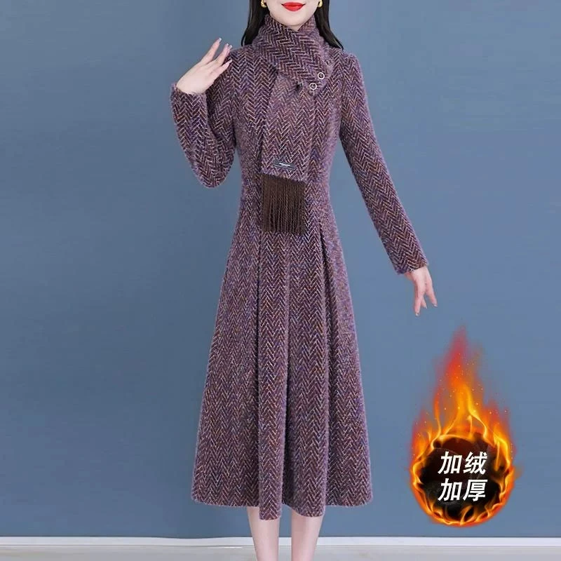 加绒加厚长袖连衣裙2025新款女秋冬针织围巾打底配大衣两件套装裙