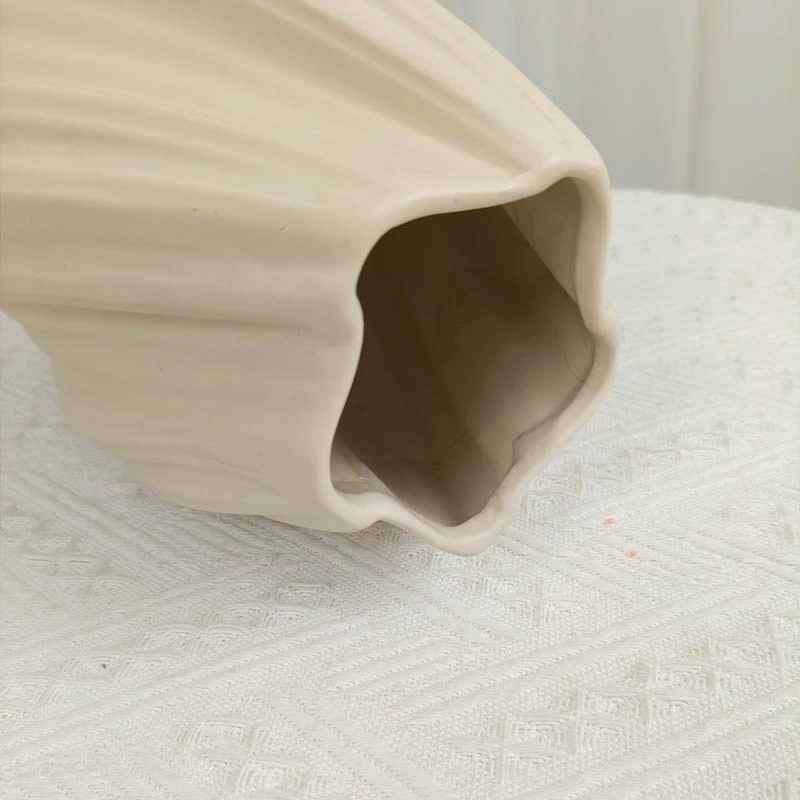 北欧ins白色陶瓷花瓶简约现代家居装饰客厅轻奢螺旋不规则花瓶