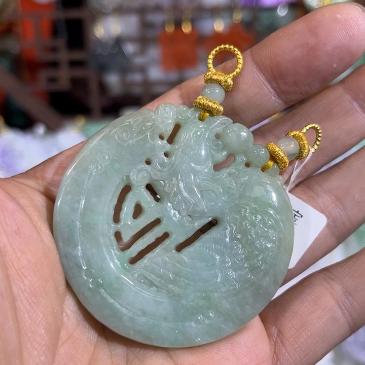 翡翠吊坠(赠链)未镶嵌
