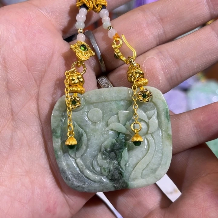 翡翠吊坠(赠链)未镶嵌