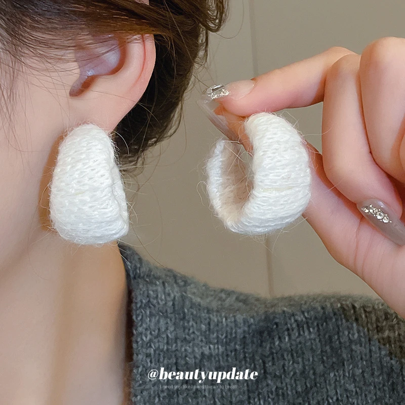 合金耳饰 法式C形毛绒耳钉小众轻奢耳环时尚气质耳饰秋冬高级感