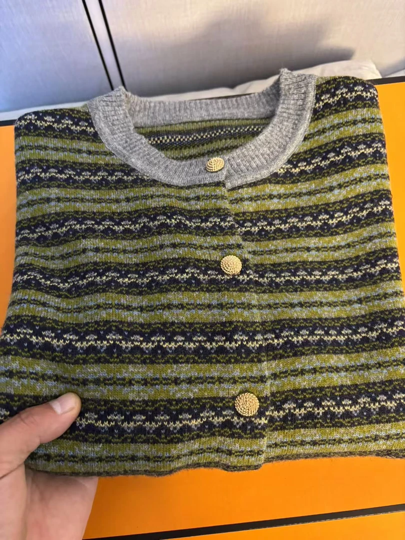 《浪漫复古》圆领提花休闲开衫女