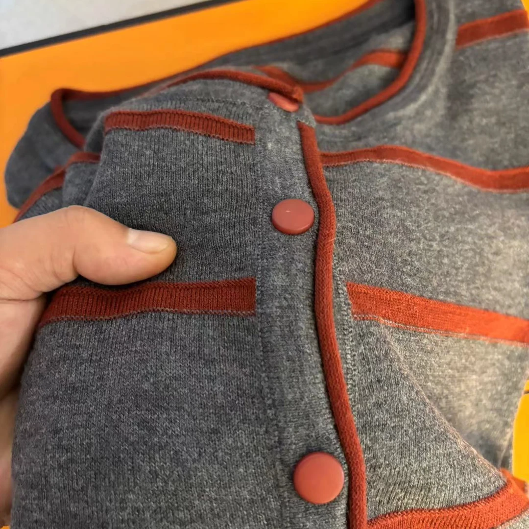 《灰红条》 新款圆领精品细羊开衫女