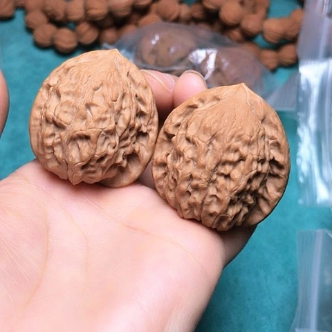 核桃核雕38金牛一对