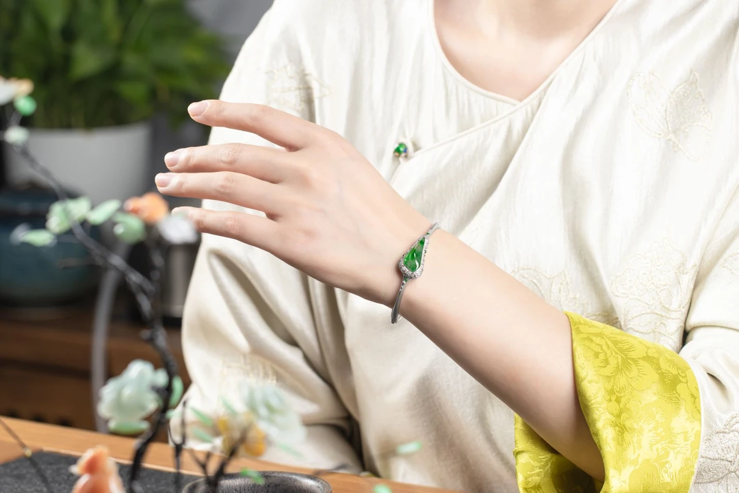 名玉艺术 【萌芽】天然缅甸翡翠 18K金镶嵌 冰种飘花 翡翠手镯