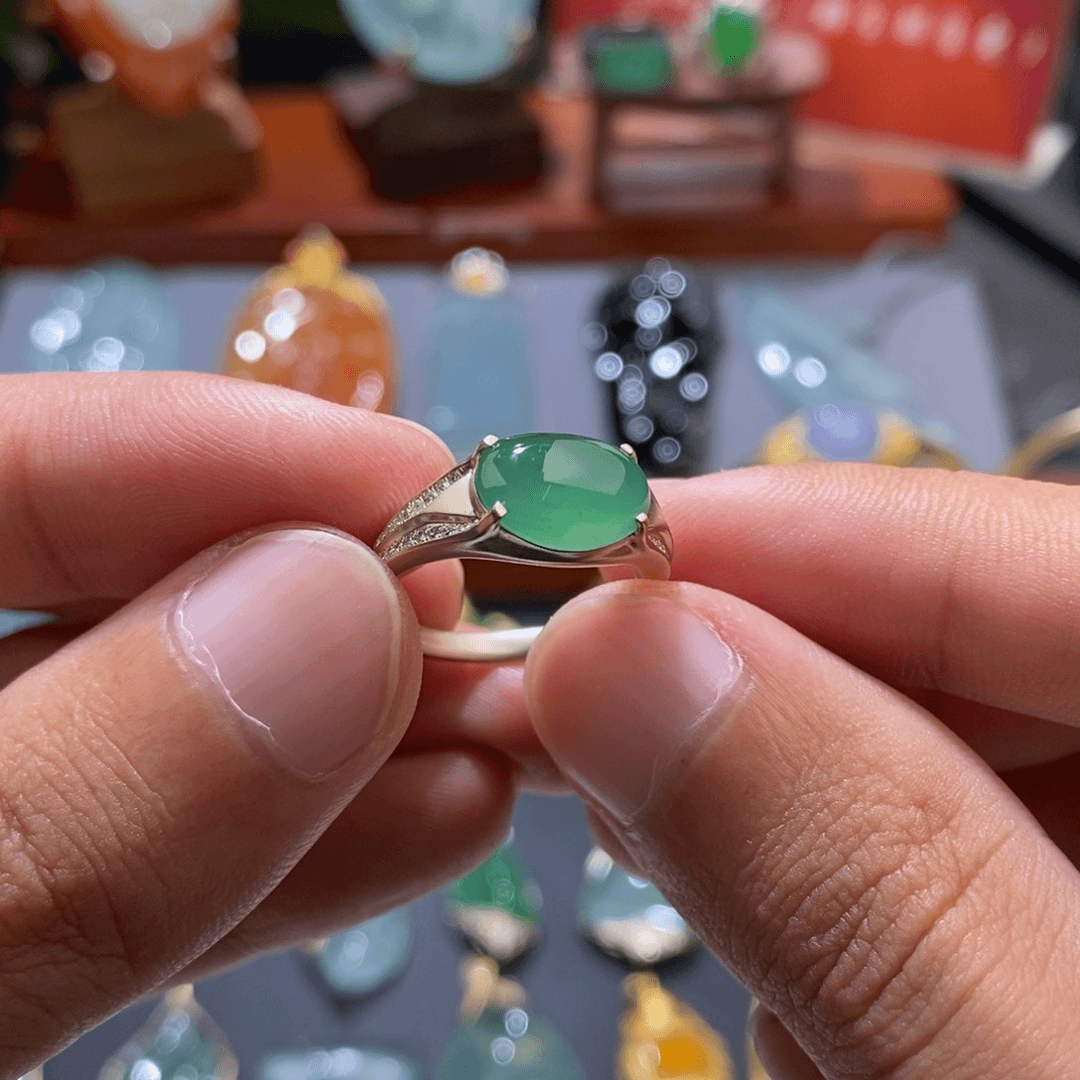 翡翠颈饰18K金镶嵌戒指