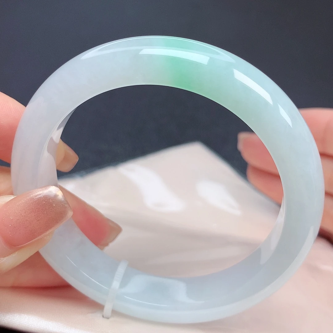 翡翠手镯未镶嵌55圈口