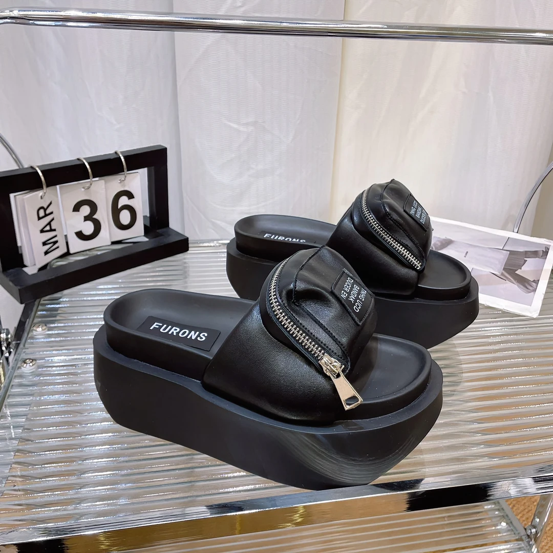 小小苏厚底一字拖鞋女外穿潮走秀小面包小众设计韩版;XDXM81