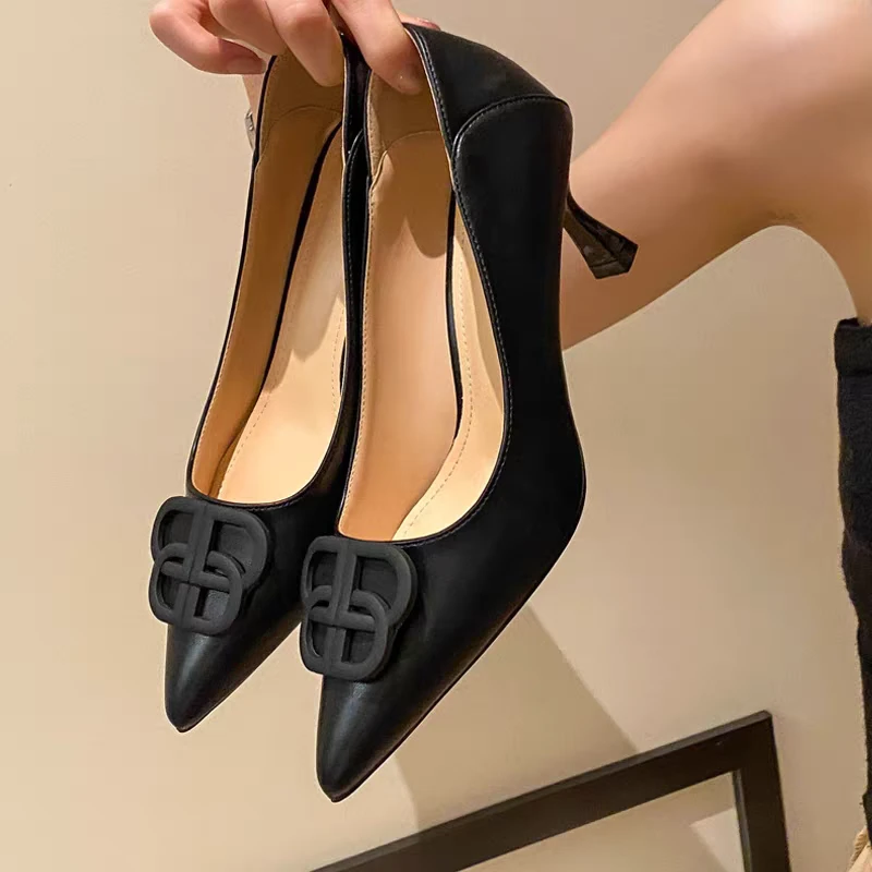 法式少女小高跟鞋2025年新款细跟尖头百搭气质黑色方扣职业单鞋女