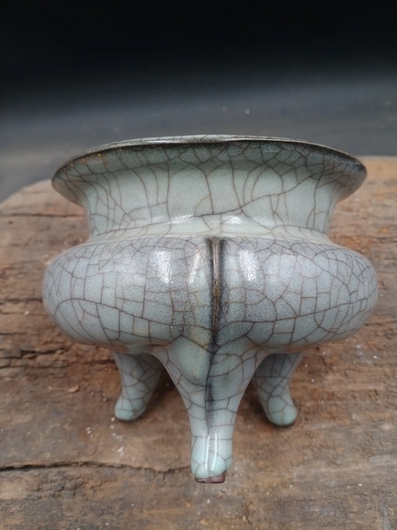 单色釉瓷器，三足炉