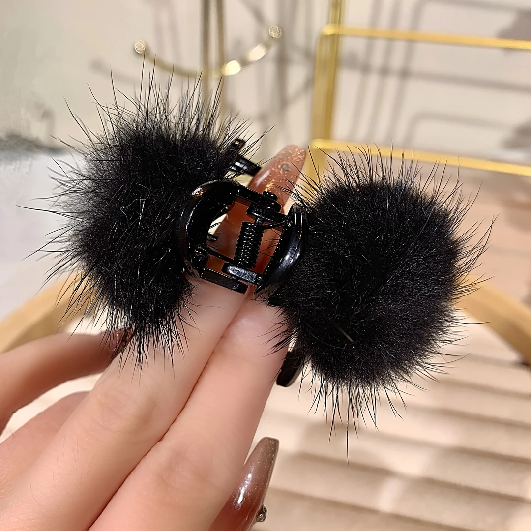 约4.5公分抓夹  秋冬新款黑色毛球小抓夹女网红时尚半抓发夹发饰