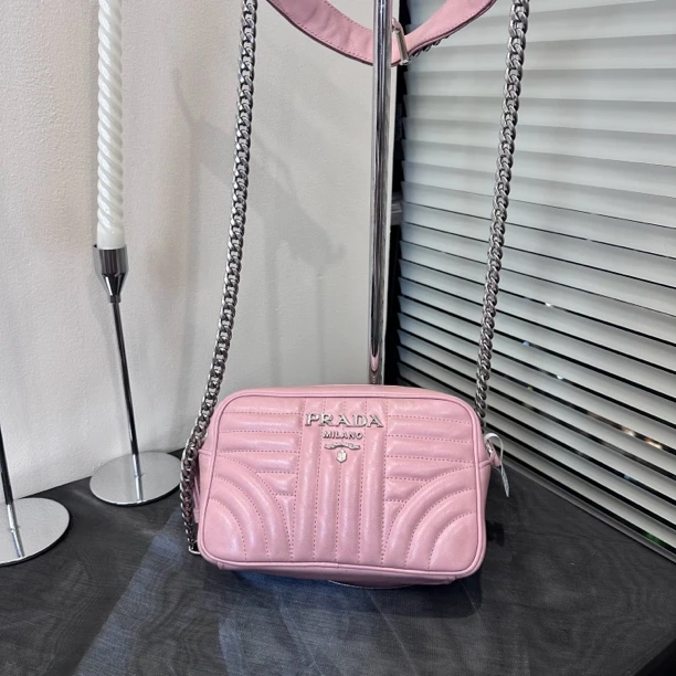 95新 Prada/普拉达 粉色相机包