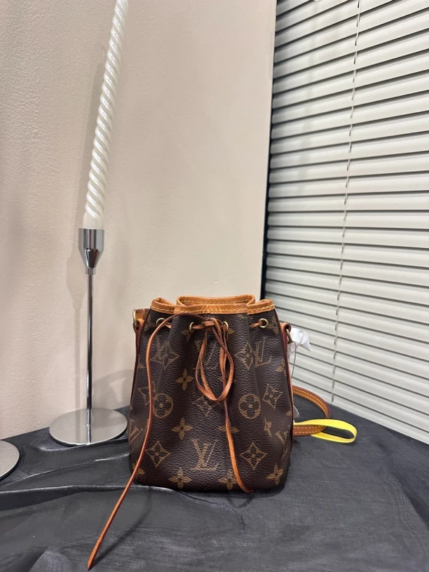 95新 LouisVuitton/路易威登 老花小水桶斜挎包