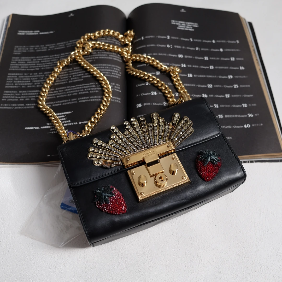 95新 GUCCI/古驰 辣辣/黑金翻盖草莓刺绣padlock斜挎包