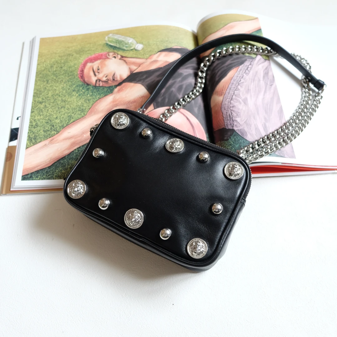 95新 VERSACE/范思哲 辣辣/黑银狮子头铆钉相机链条单肩包