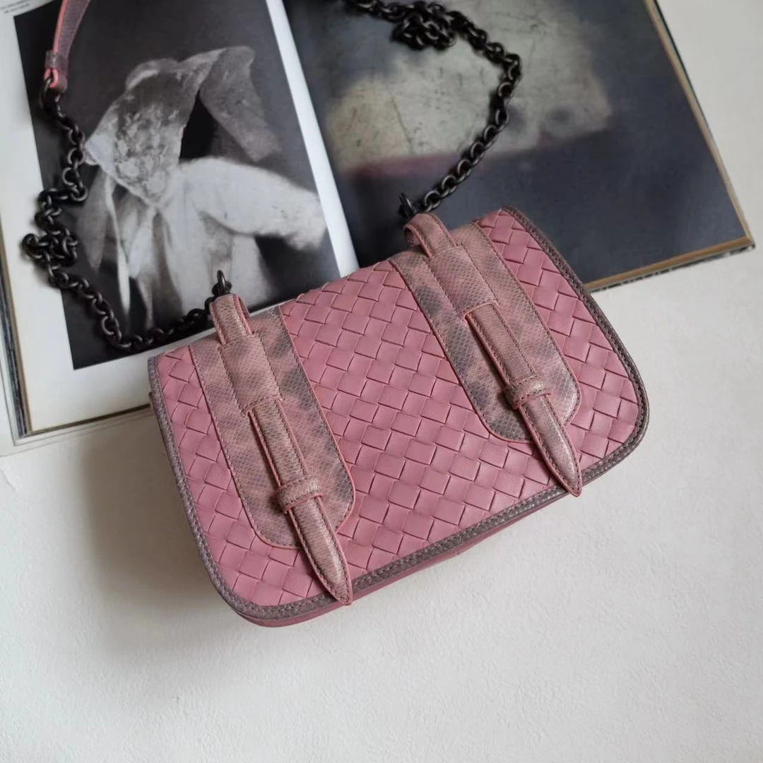 95新 BOTTEGA VENETA/葆蝶家 辣辣/灰粉色编织翻盖邮差包