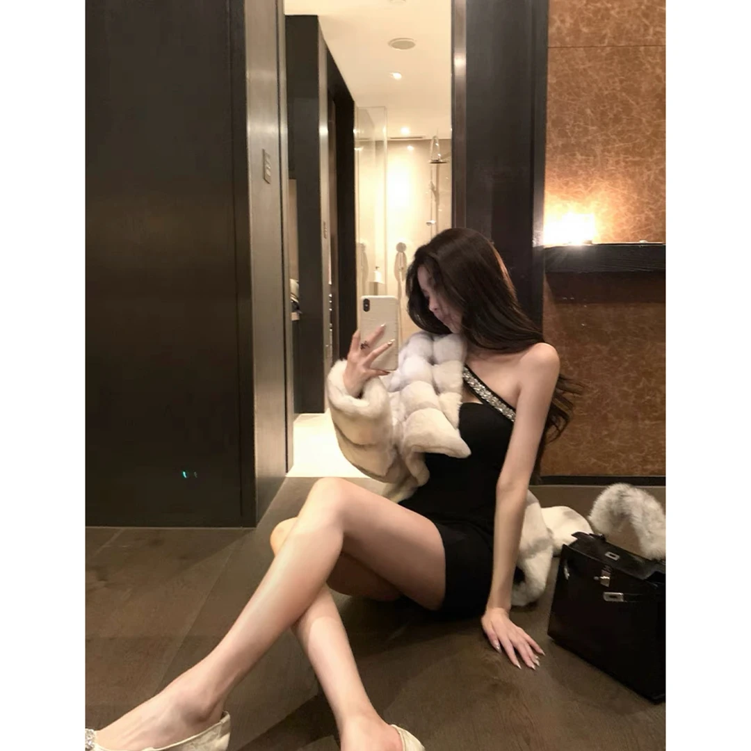 2025年早春CHANG.Q//251重工织带拼接丝绒气质性感斜肩打底连衣裙